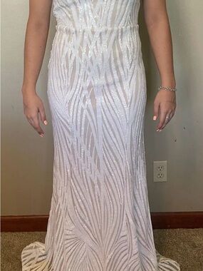 Elegant White Sequined V-Neck Evening Dress